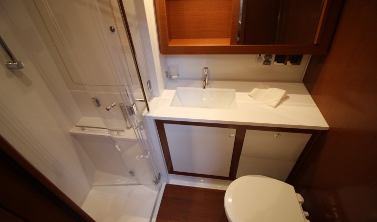 60 Beneteau Port aft head