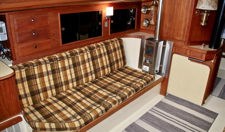 36 Islander Salon Port