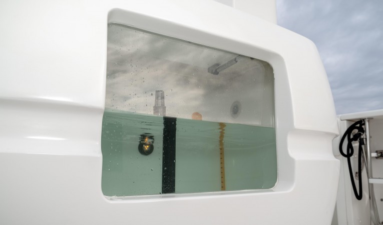 35 Intrepid Lighted Aquarium Style Livewell