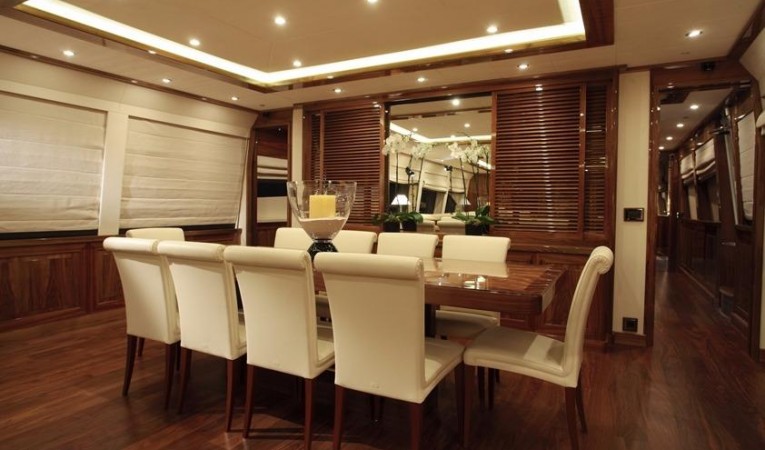 121 Couach Dinning for 10