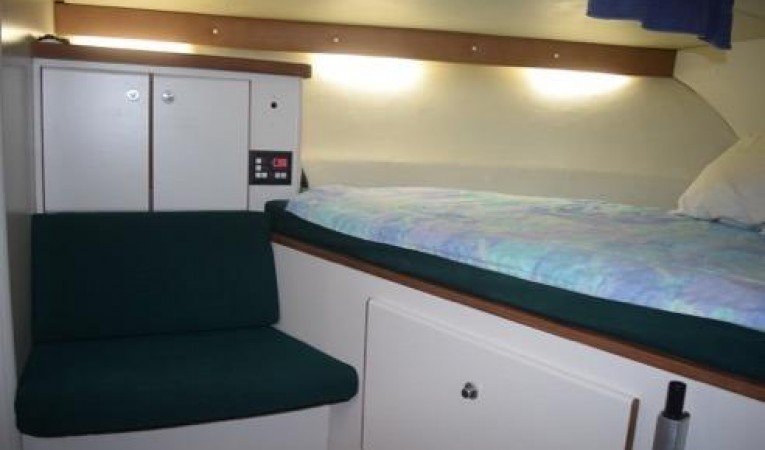 30 Pursuit Master berth port