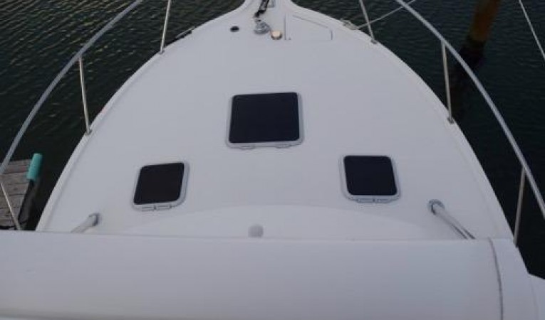 30 Pursuit Foredeck