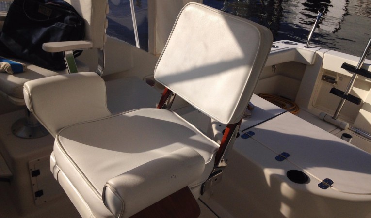 30 Pursuit Scopinich helm seat