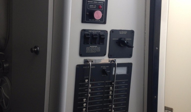 30 Pursuit Electrical panel