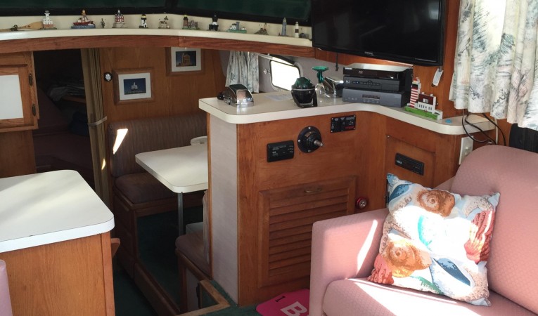 36 Mainship Starboard Galley Seating