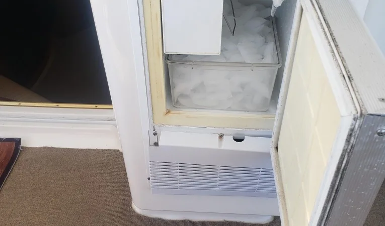 45 Silverton aft deck ice maker