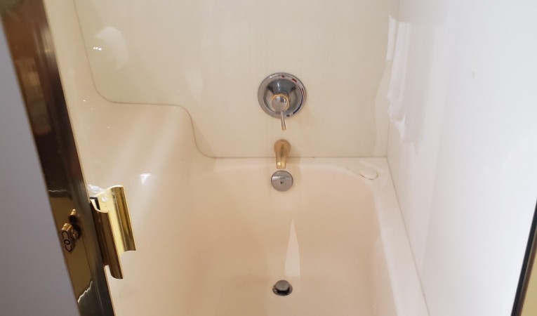 45 Silverton master tub/shower