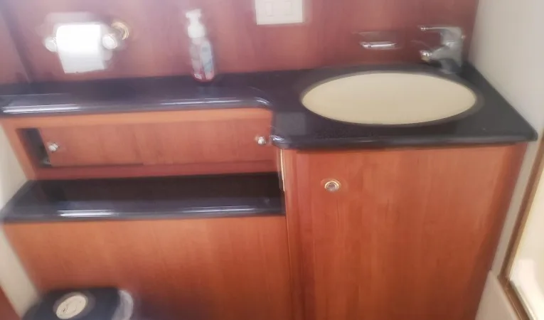 45 Silverton master head / sink