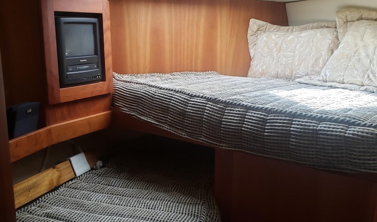 45 Silverton 3rd. stateroom forward bow