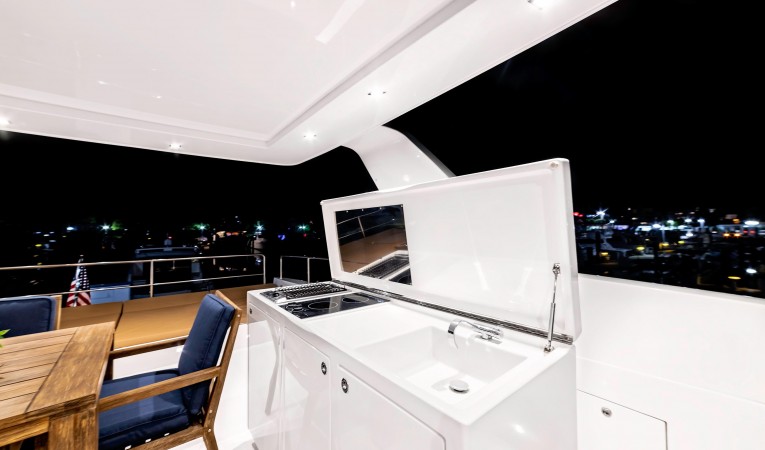 54 Overblue Flybridge Grill & Wetbar