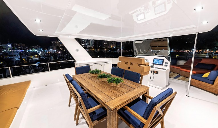 54 Overblue Flybridge Dining