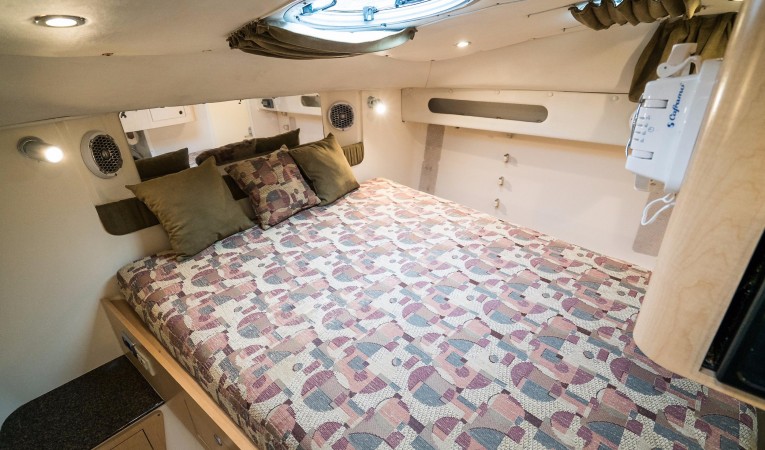 32 World Cat Queen Berth