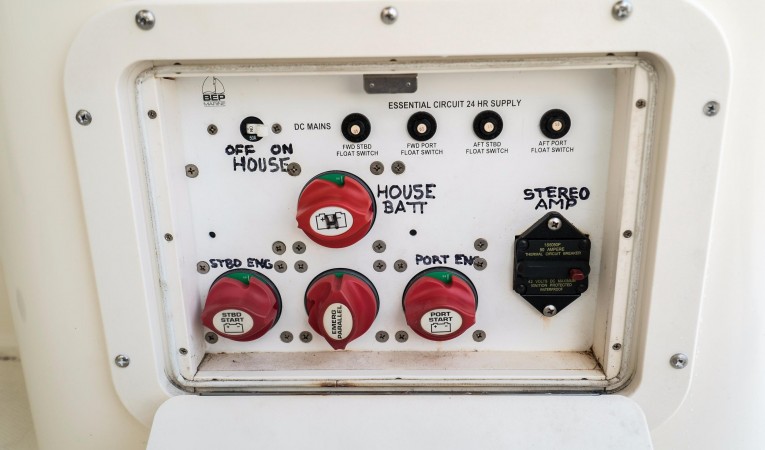 32 World Cat Battery Switches