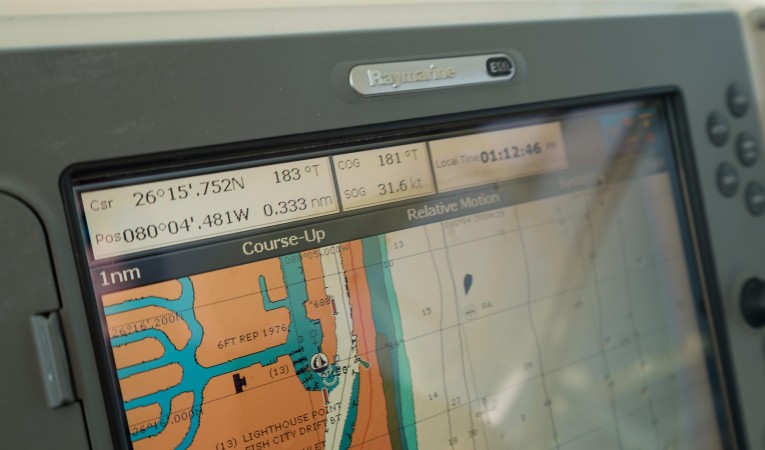 32 World Cat Raymarine E-120