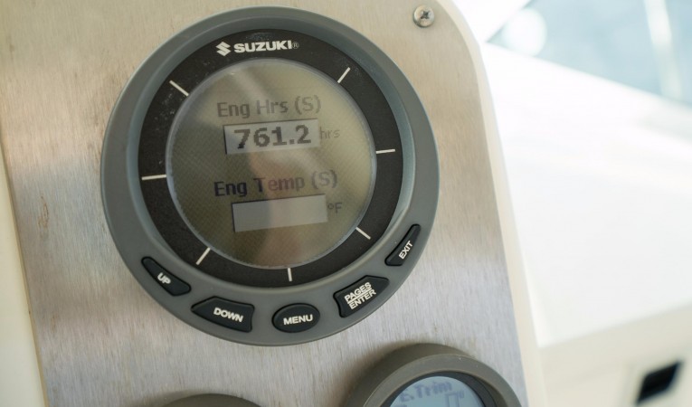 32 World Cat Starboard Hour Meter