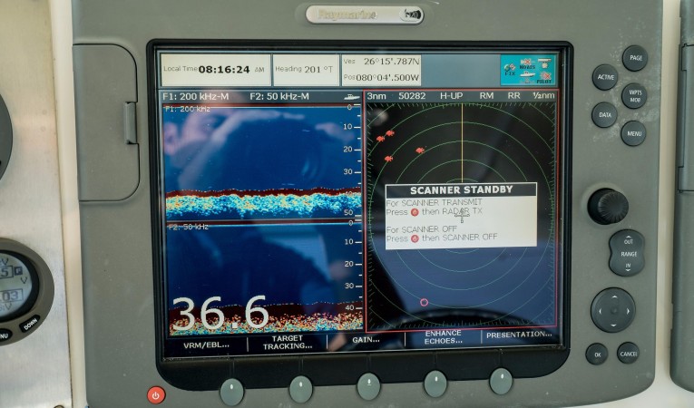 32 World Cat Raymarine E-120