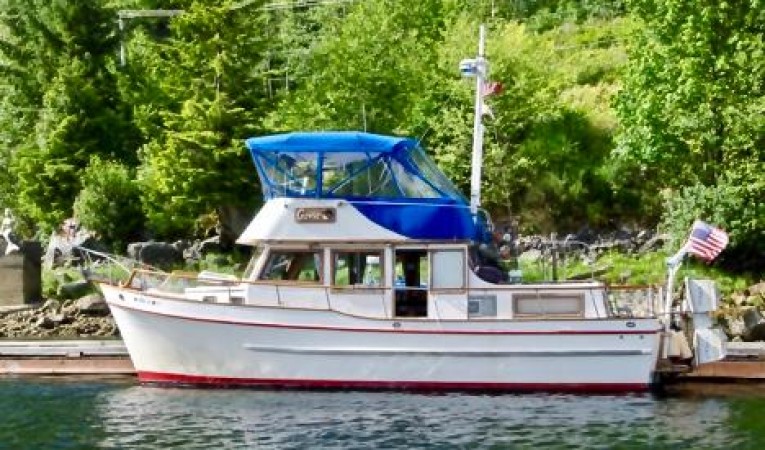 36 Universal Marine 