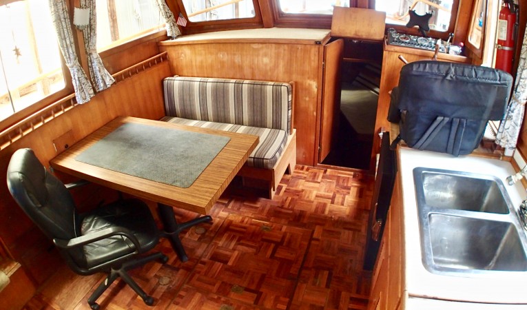 36 Universal Marine Salon I