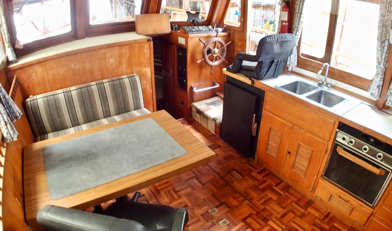 36 Universal Marine Salon II