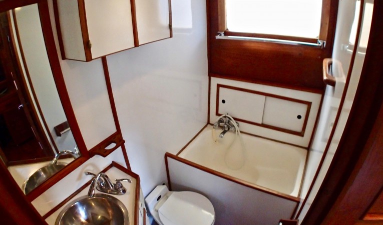 36 Universal Marine Master Head