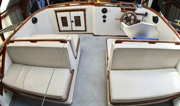 36 Universal Marine Flybridge
