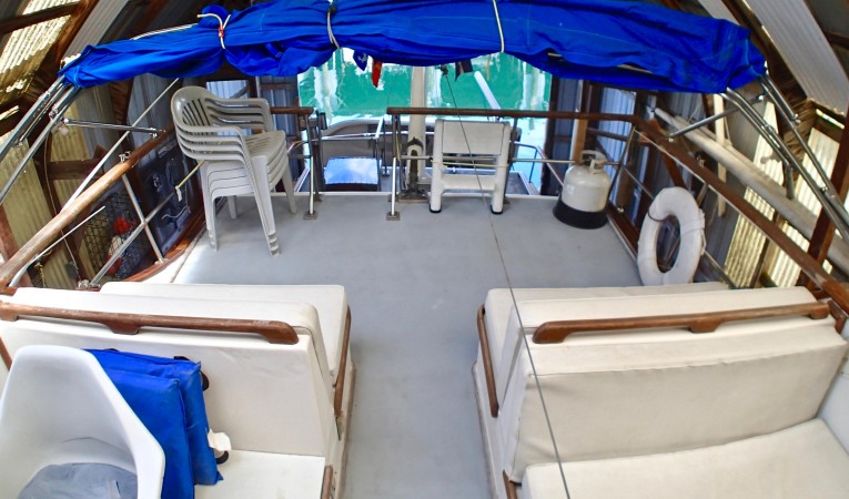 36 Universal Marine Flybridge Aft
