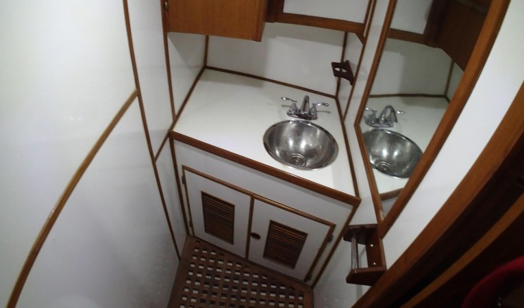 36 Universal Marine Guest Head