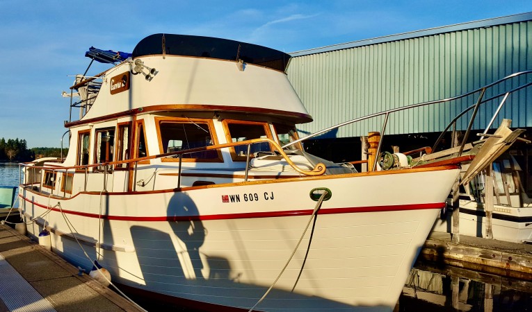 36 Universal Marine Starboard Bow