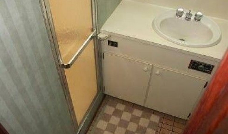 61 Hatteras VIP Stateroom Head