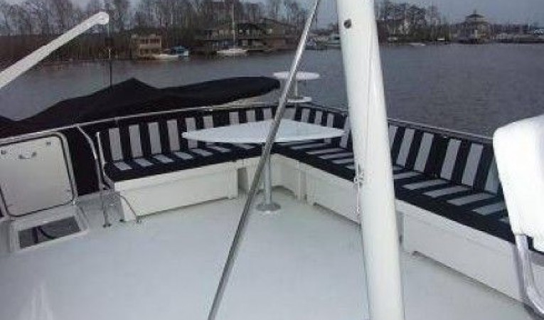 61 Hatteras Flybridge Seating