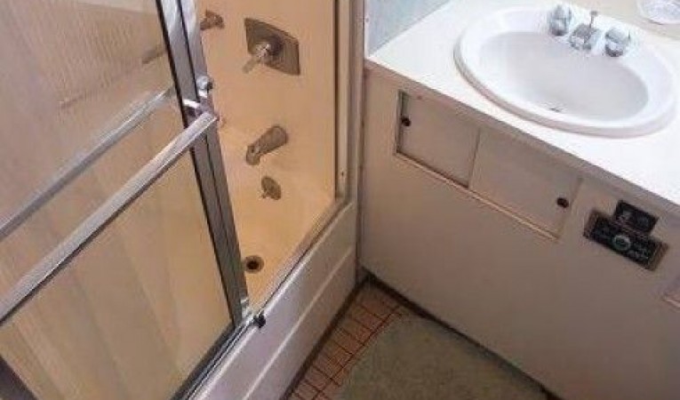 61 Hatteras Master Stateroom Head