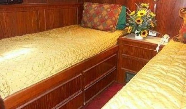 61 Hatteras VIP Stateroom
