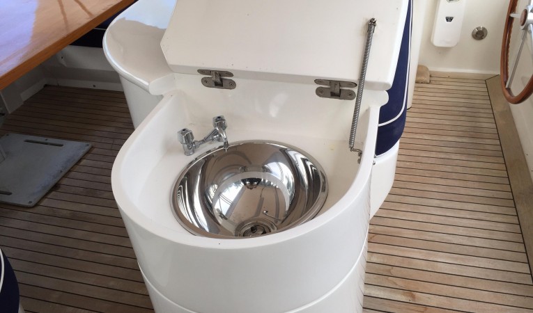 70 Maiora Sink on Flybridge