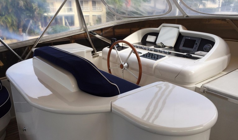 70 Maiora Flybridge helm