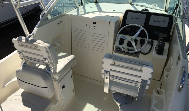 24 Pursuit Cockpit fwd