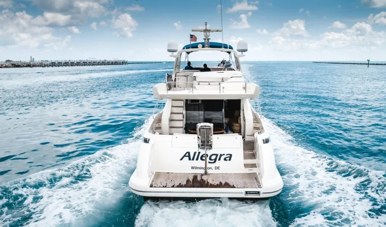 62 Azimut Stern