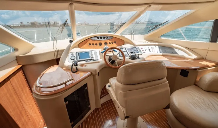 62 Azimut Helm 1