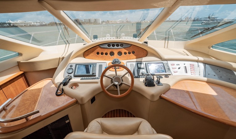 62 Azimut Helm 2