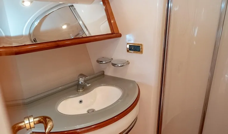 62 Azimut Guest / Day Head 2