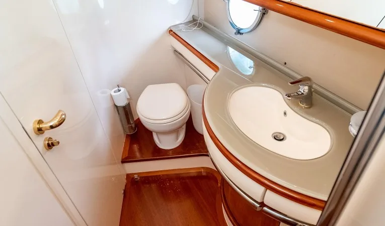 62 Azimut Guest / Day Head 1