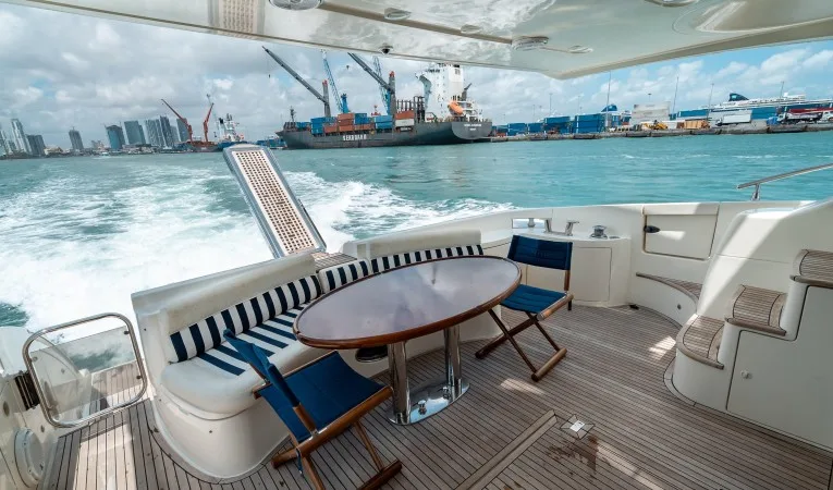 62 Azimut Cockpit 2