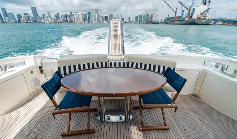 62 Azimut Cockpit 3