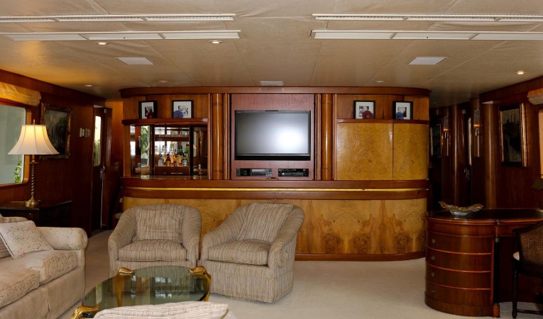 121 DENISON Main Salon