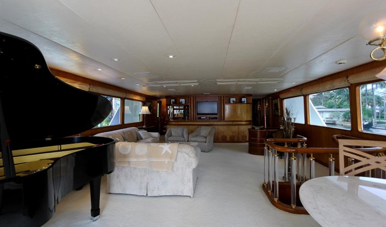 121 DENISON Main Salon