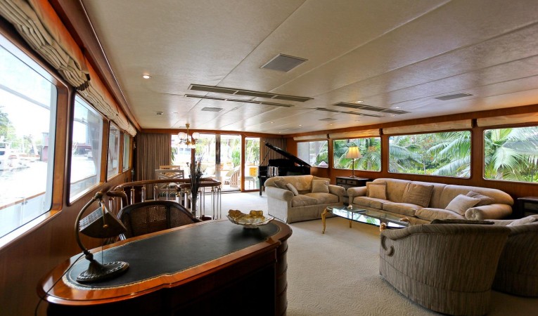 121 DENISON Main Salon