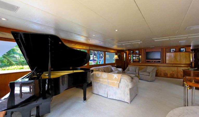 121 DENISON Main Salon