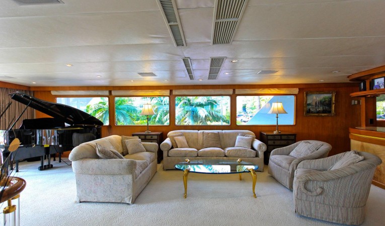 121 DENISON Main Salon