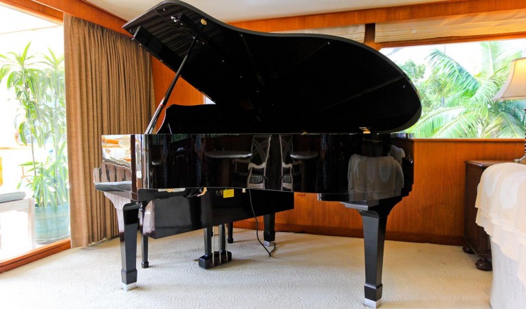 121 DENISON Main Salon