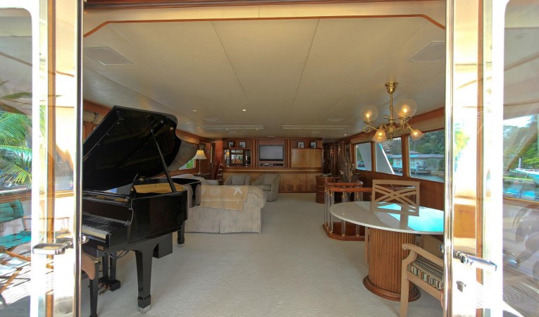 121 DENISON Main Salon