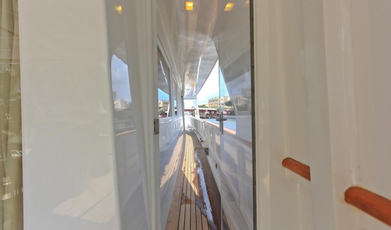 121 DENISON Main Deck